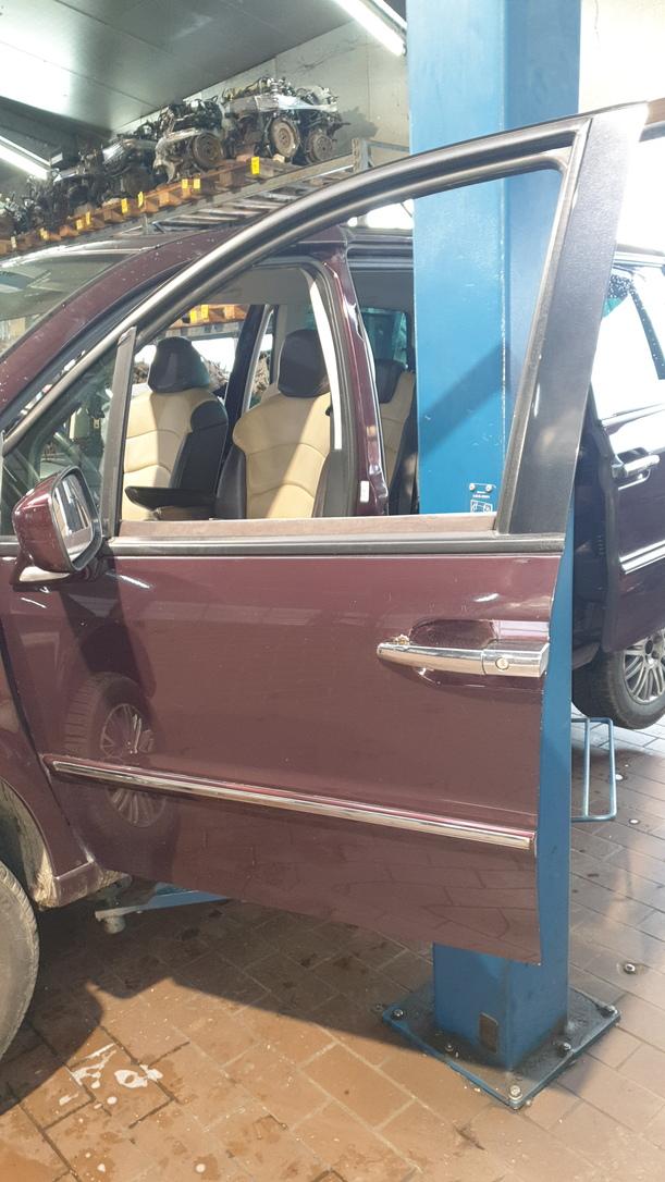 Foto: TÜR VORNE LINKS eines Lancia Phedra 2.2 Multijet 16v DPF GL
