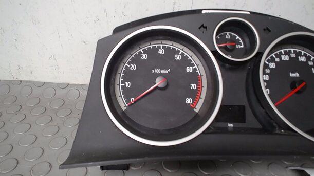 Foto: TACHOEINHEIT/ KOMBIINSTRUMENT ( ZURÜCKGESETZT ) eines Opel Astra 1.6 Caravan GL