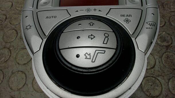 Foto: HEIZUNGSBETÄTIGUNG eines Lancia Phedra 2.2 Multijet 16v DPF GL