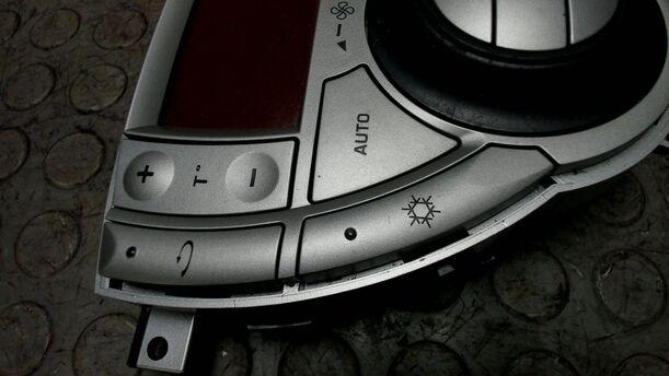 Foto: HEIZUNGSBETÄTIGUNG eines Lancia Phedra 2.2 Multijet 16v DPF GL