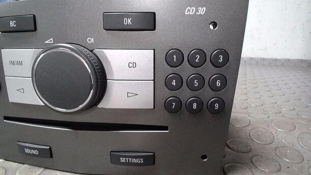 Foto: RADIO CD30 ( ENTHEIRATET ) eines Opel Zafira 1.9 CDTI GL
