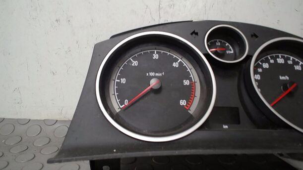 Foto: TACHOEINHEIT/ KOMBIINSTRUMENT ( ENTHEIRATET ) eines Opel Zafira 1.9 CDTI GL