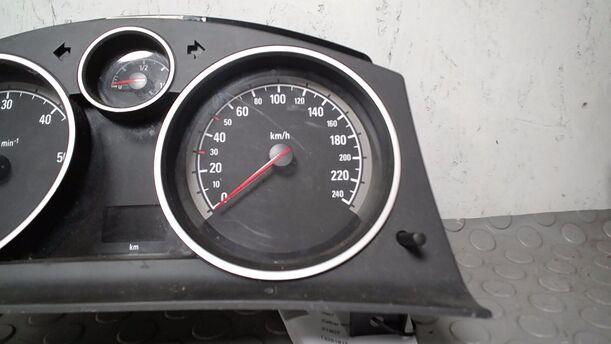 Foto: TACHOEINHEIT/ KOMBIINSTRUMENT ( ENTHEIRATET ) eines Opel Zafira 1.9 CDTI GL