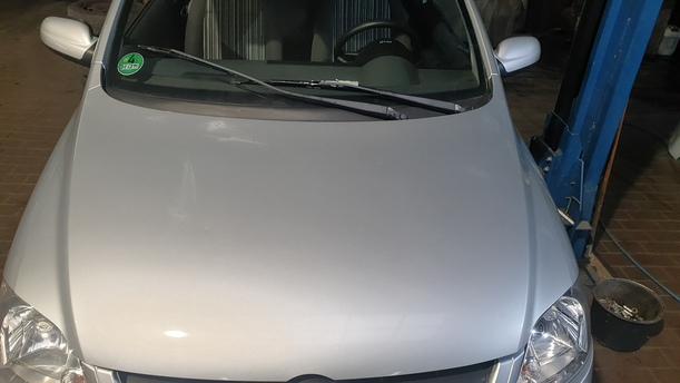 Foto: MOTORHAUBE eines VW Fox 1.2 GL