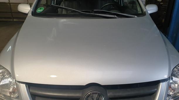Foto: MOTORHAUBE eines VW Fox 1.2 GL