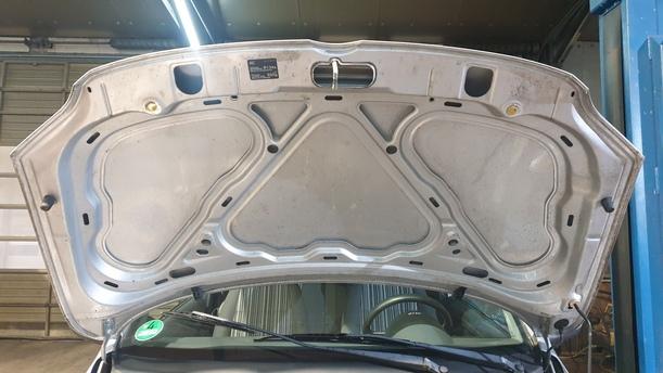 Foto: MOTORHAUBE eines VW Fox 1.2 GL