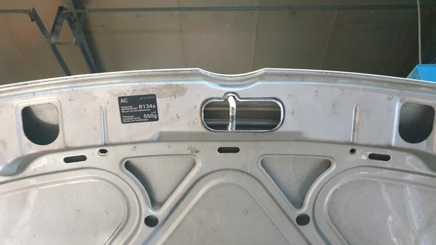 Foto: MOTORHAUBE eines VW Fox 1.2 GL
