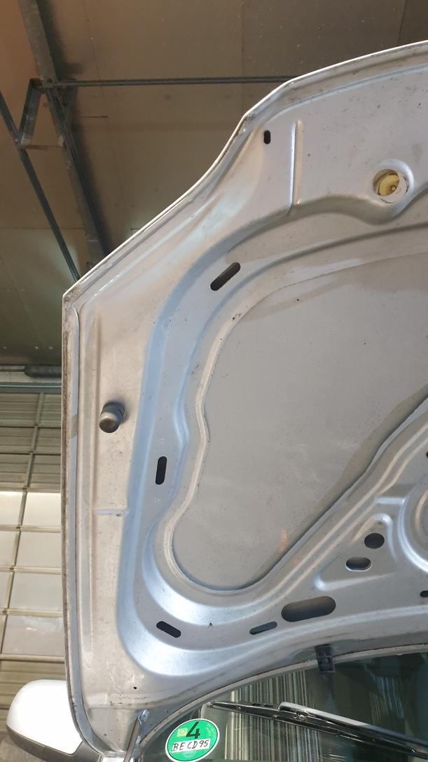 Foto: MOTORHAUBE eines VW Fox 1.2 GL