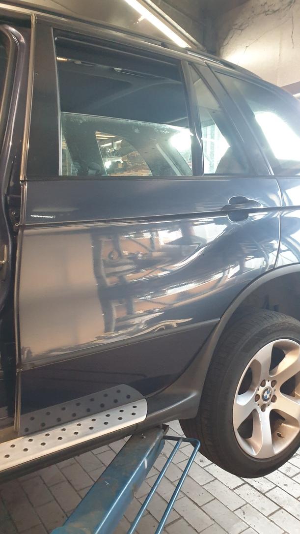 Foto: TÜR HINTEN LINKS eines BMW X5 3.0 d GL