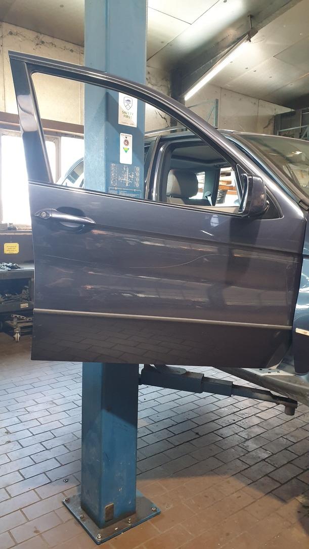 Foto: TÜR VORN RECHTS eines BMW X5 3.0 d GL