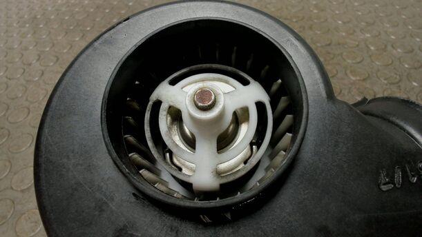 Foto: GEBLÄSEMOTOR VORNE RECHTS eines Lancia Phedra 2.2 Multijet 16v DPF GL