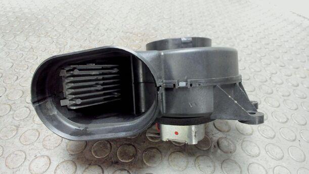 Foto: GEBLÄSEMOTOR VORNE RECHTS eines Lancia Phedra 2.2 Multijet 16v DPF GL