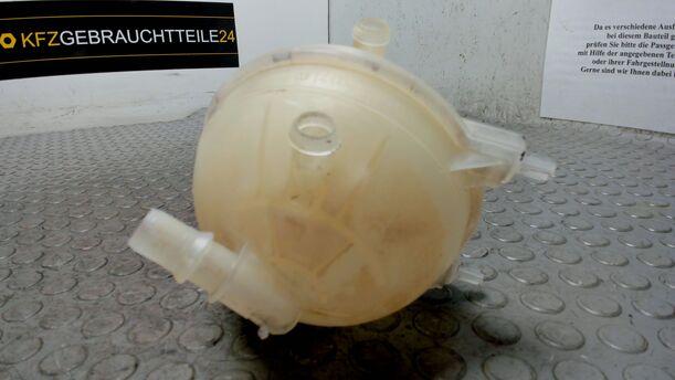 Foto: AUSGLEICHSBEHÄLTER eines Lancia Phedra 2.2 Multijet 16v DPF GL