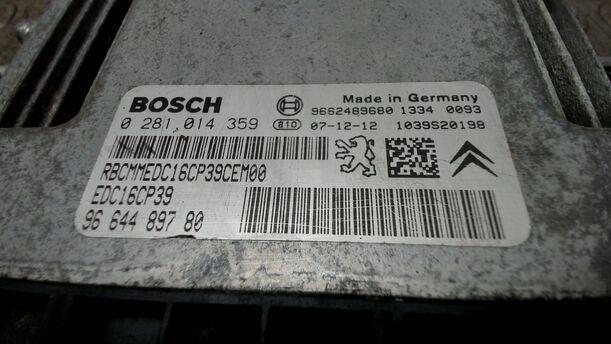 Foto: STEUERGERÄT EINSPRITZUNG / MOTORSTEUERGERÄT eines Lancia Phedra 2.2 Multijet 16v DPF