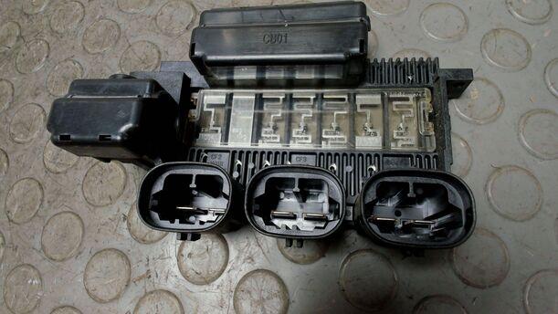 Foto: SPANNUNGSWANDLER / SICHERUNGSKASTEN eines Lancia Phedra 2.2 Multijet 16v DPF