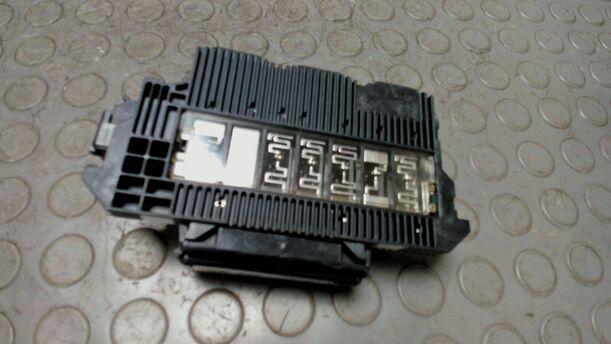 Foto: SPANNUNGSWANDLER / SICHERUNGSKASTEN eines Lancia Phedra 2.2 Multijet 16v DPF