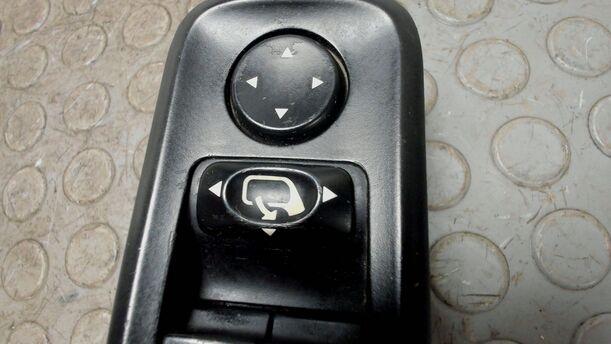 Foto: FENSTERHEBERSCHALTER VORNE LINKS eines Lancia Phedra 2.2 Multijet 16v DPF