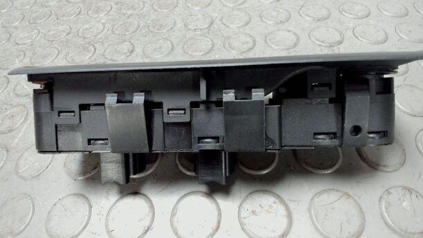 Foto: FENSTERHEBERSCHALTER VORNE LINKS eines Lancia Phedra 2.2 Multijet 16v DPF