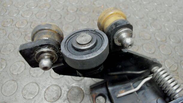 Foto: FÜHRUNGSROLLE / SCHARNIER SCHIEBETÜR LINKS eines Lancia Phedra 2.2 Multijet 16v DPF