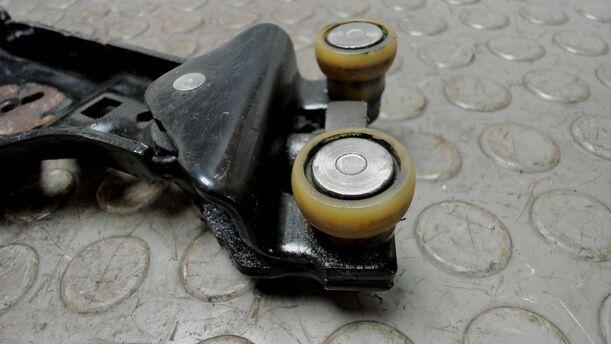 Foto: FÜHRUNGSROLLE / SCHARNIER SCHIEBETÜR LINKS eines Lancia Phedra 2.2 Multijet 16v DPF