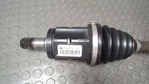 Foto: ANTRIEBSWELLE VORN LINKS eines BMW X5 3.0 d
