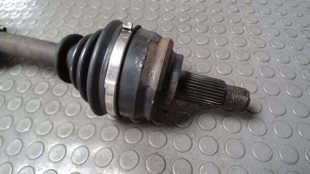 Foto: ANTRIEBSWELLE VORN LINKS eines BMW X5 3.0 d