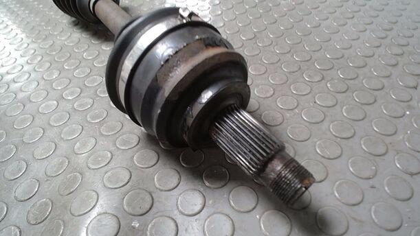 Foto: ANTRIEBSWELLE VORN LINKS eines BMW X5 3.0 d
