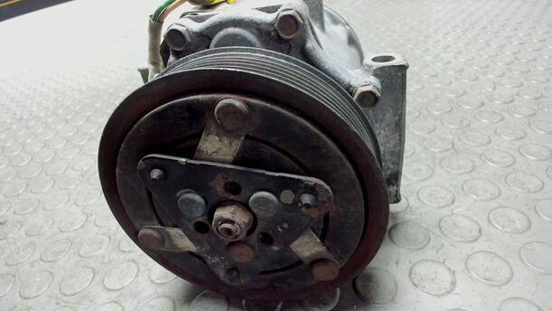 Foto: KLIMAKOMPRESSOR eines Lancia Phedra 2.2 Multijet 16v DPF