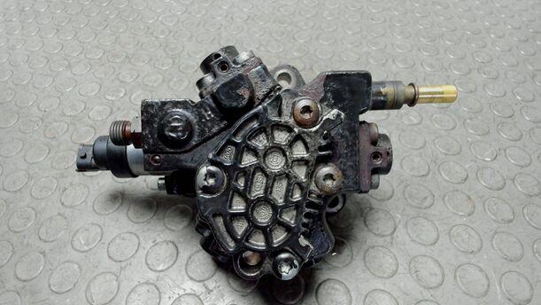 Foto: HOCHDRUCKPUMPE / EINSPRITZPUMPE eines Lancia Phedra 2.2 Multijet 16v DPF