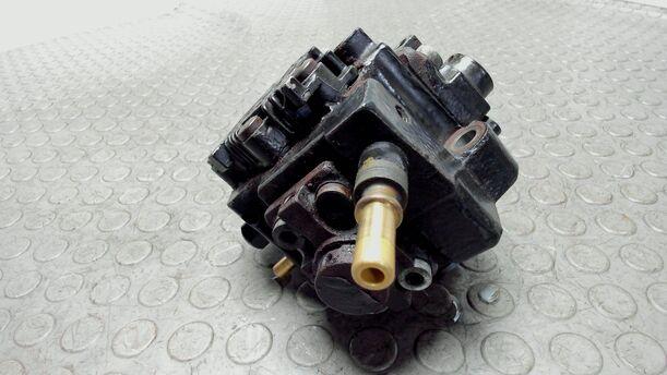Foto: HOCHDRUCKPUMPE / EINSPRITZPUMPE eines Lancia Phedra 2.2 Multijet 16v DPF