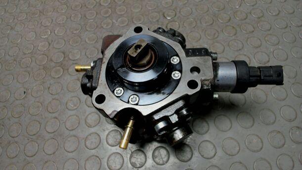 Foto: HOCHDRUCKPUMPE / EINSPRITZPUMPE eines Lancia Phedra 2.2 Multijet 16v DPF