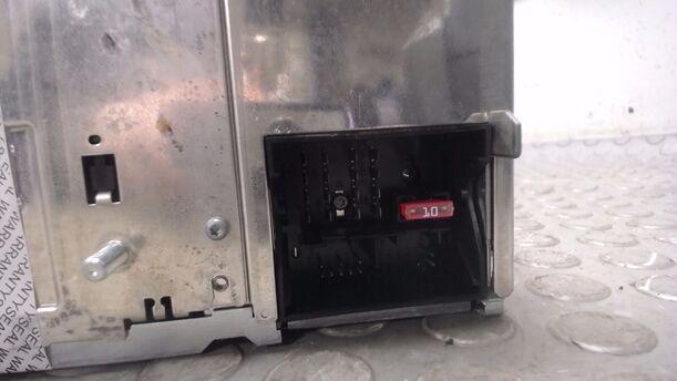 Foto: RADIO ( MIT RADIOCODE ) / BLAUPUNKT eines VW Fox 1.2