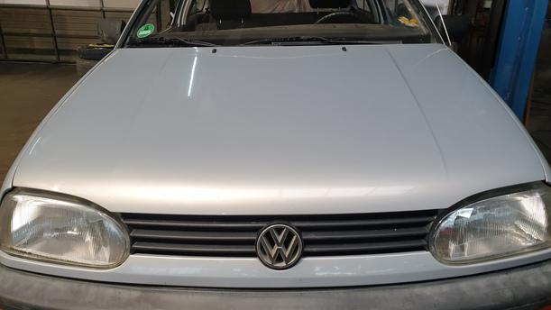 Foto: MOTORHAUBE eines VW Golf 1.6