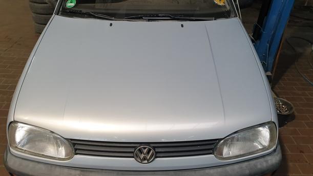 Foto: MOTORHAUBE eines VW Golf 1.6