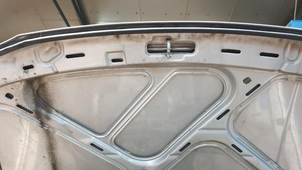 Foto: MOTORHAUBE eines VW Golf 1.6