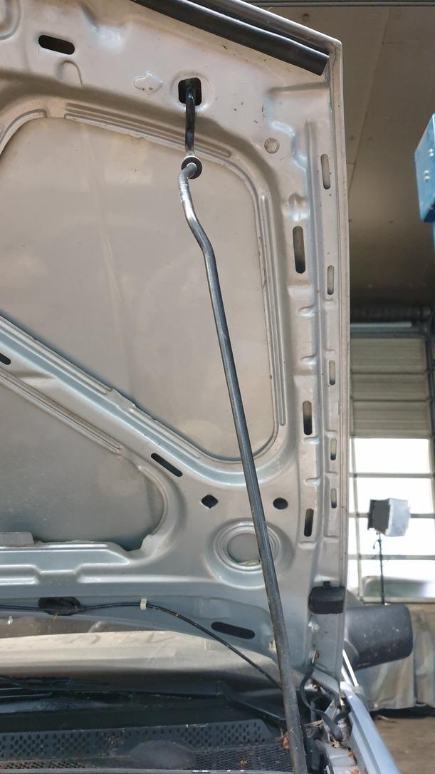 Foto: MOTORHAUBE eines VW Golf 1.6