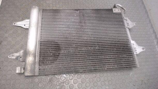 Foto: KONDENSATOR KLIMAANLAGE eines VW Fox 1.2 CLX