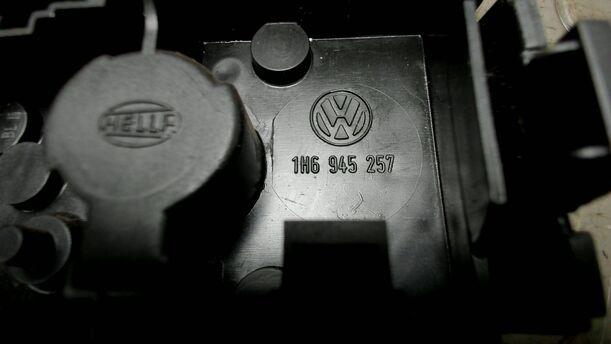 Foto: LAMPENFASSUNG / LAMPENTRÄGER HINTEN eines VW Golf 1.6 CLX