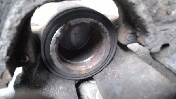 Foto: BREMSSATTEL VORN RECHTS eines BMW X5 3.0 d CLX