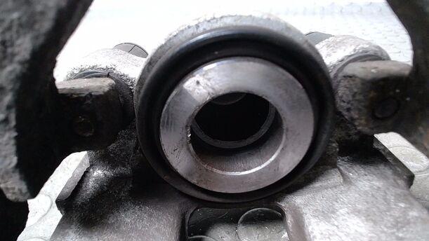 Foto: BREMSSATTEL HINTEN LINKS ( ZUBEHÖR ) eines BMW X5 3.0 d CLX