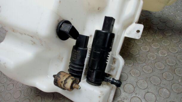 Foto: SCHEIBENWASCHBEHÄLTER ( SCHEINWERFERREINIGUNG ) eines VW Passat Variant 2.0 TDI DPF CLX
