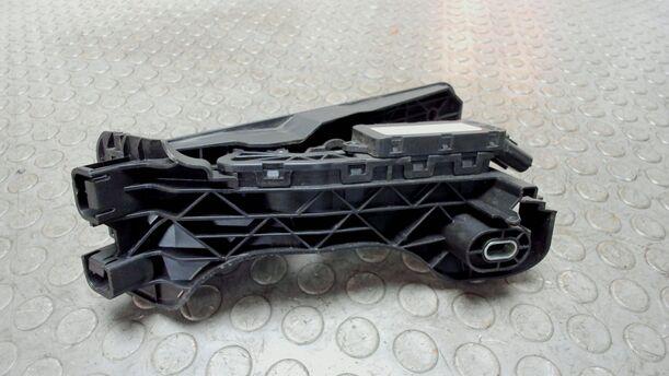 Foto: GASPEDAL ( SCHALTGETRIEBE ) eines VW Passat Variant 2.0 TDI DPF CLX