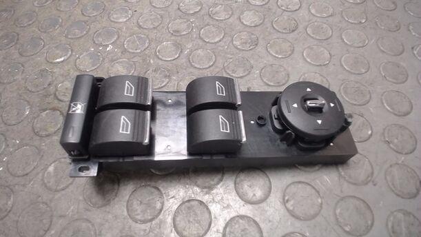 Foto: FENSTERHEBERSCHALTER VORNE LINKS / FAHRERSEITE eines Ford Focus Turnier 1.6 TDCi DPF Sport