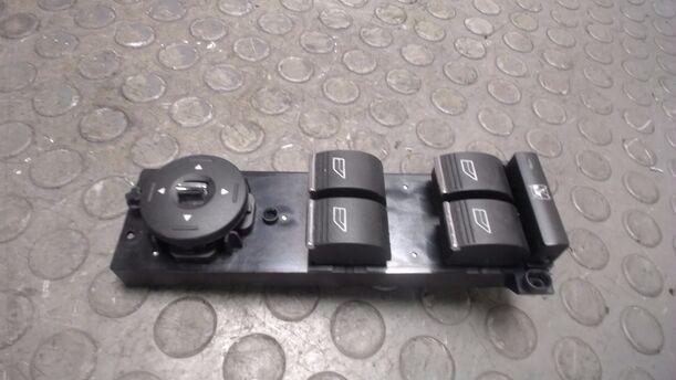 Foto: FENSTERHEBERSCHALTER VORNE LINKS / FAHRERSEITE eines Ford Focus Turnier 1.6 TDCi DPF Sport
