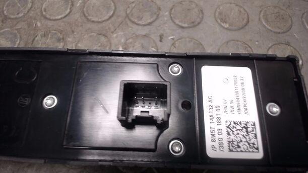 Foto: FENSTERHEBERSCHALTER VORNE LINKS / FAHRERSEITE eines Ford Focus Turnier 1.6 TDCi DPF Sport