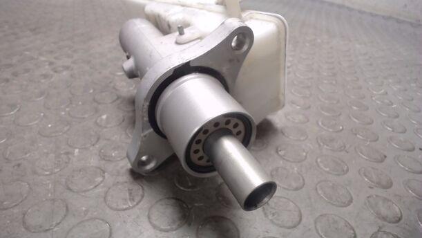 Foto: HAUPTBREMSZYLINDER eines Ford Focus Turnier 1.6 TDCi DPF Sport