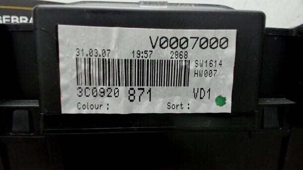 Foto: TACHOEINHEIT / KOMBIINSTRUMENT eines VW Passat Variant 2.0 TDI DPF Sport