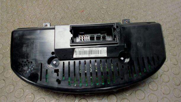 Foto: TACHOEINHEIT / KOMBIINSTRUMENT eines VW Passat Variant 2.0 TDI DPF Sport