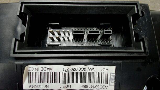 Foto: TACHOEINHEIT / KOMBIINSTRUMENT eines VW Passat Variant 2.0 TDI DPF Sport