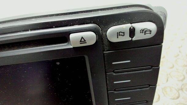 Foto: RADIO NAVIGATION ( MIT RADIOCODE ) eines VW Passat Variant 2.0 TDI DPF Sport